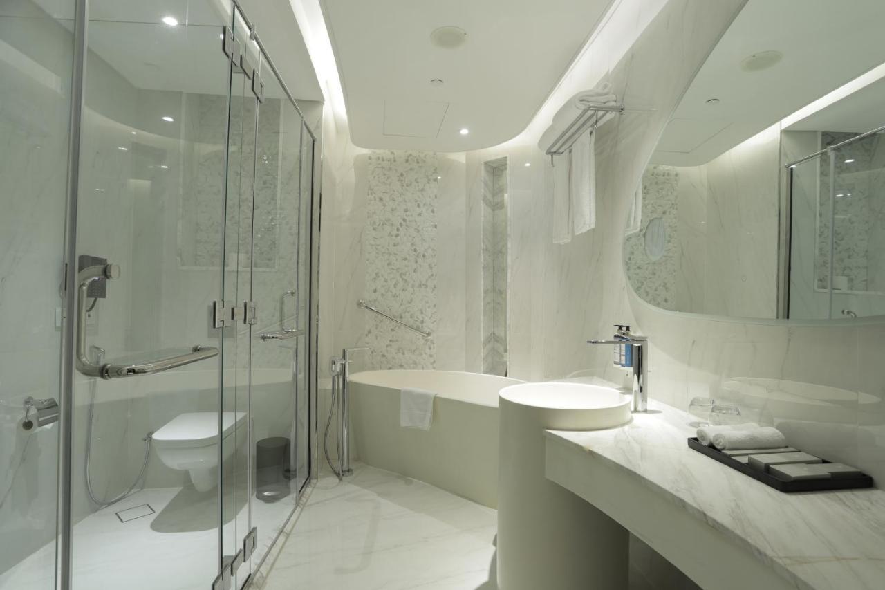 Century Marina Hotel - Lusail Exteriör bild A modern bathroom