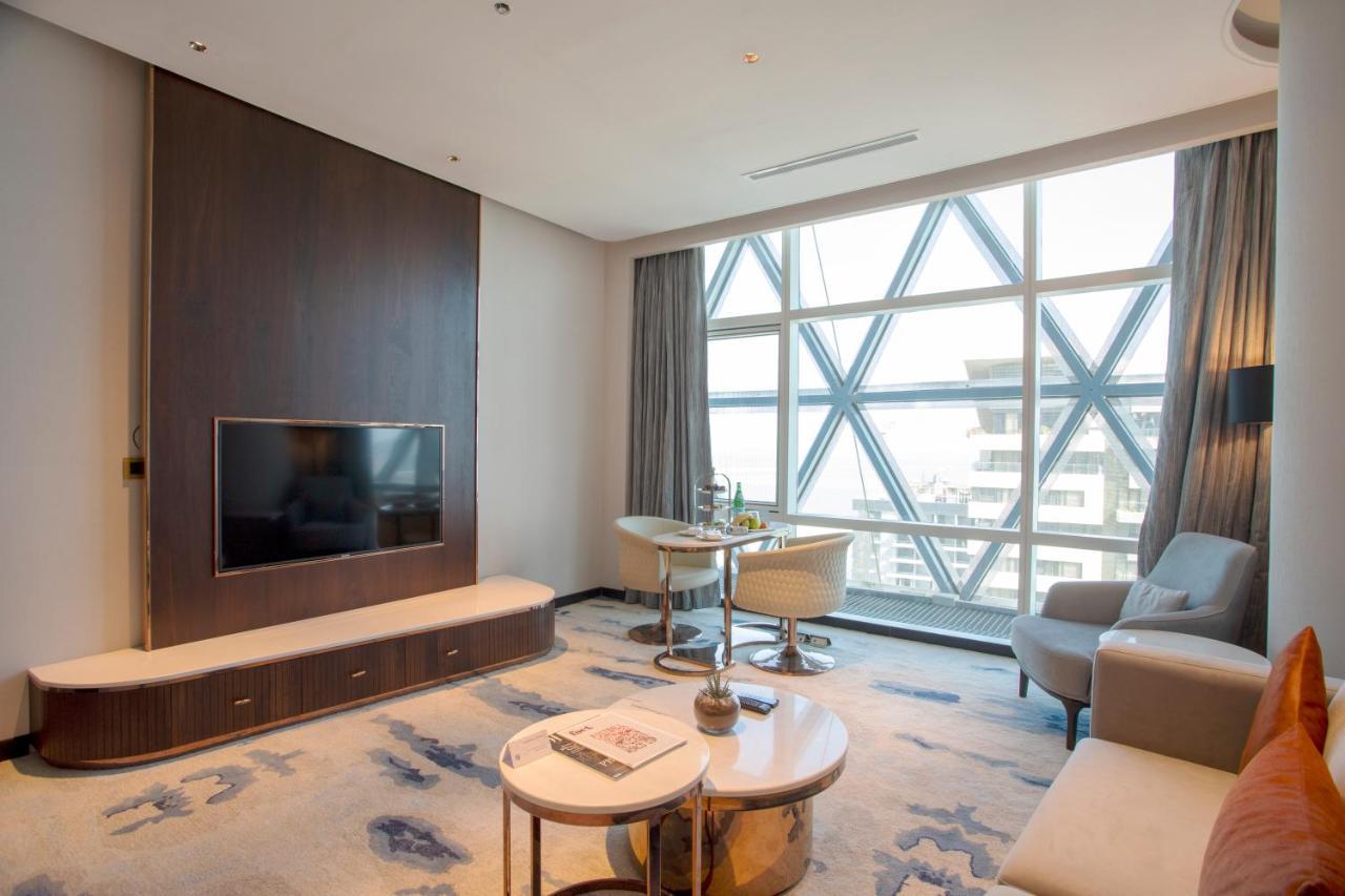 Century Marina Hotel - Lusail Exteriör bild A suite at the hotel