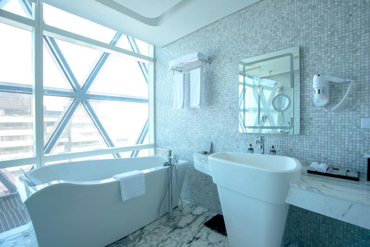 Century Marina Hotel - Lusail Exteriör bild Bathroom