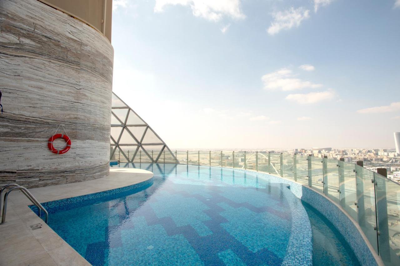 Century Marina Hotel - Lusail Exteriör bild The pool at the 360° Sky Lounge