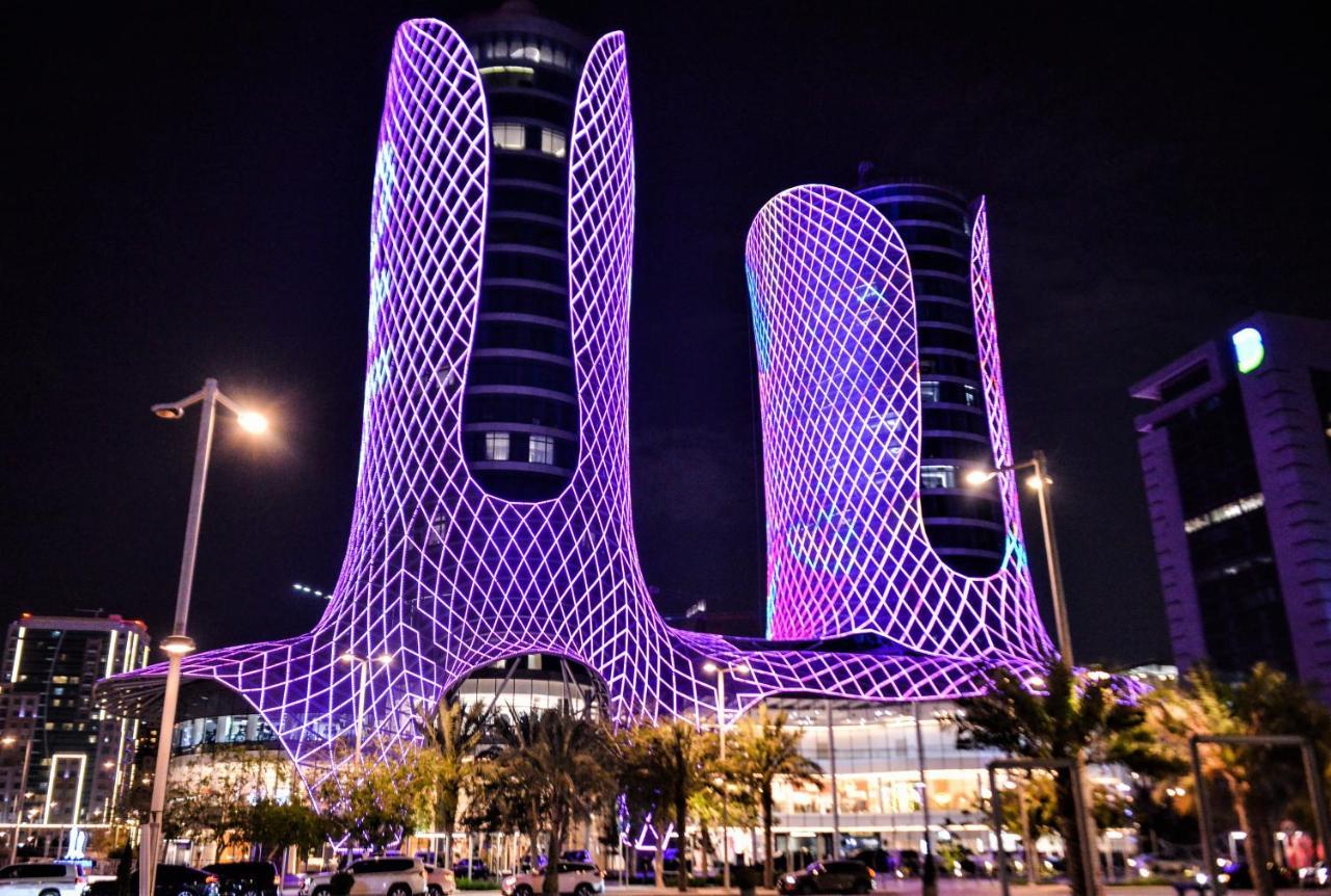 Century Marina Hotel - Lusail Exteriör bild The Al Hamra Towers at night