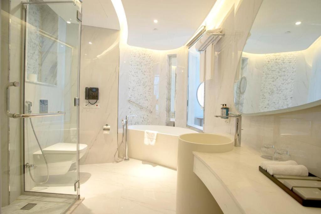 Century Marina Hotel - Lusail Exteriör bild Bathroom